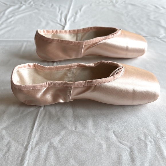 Suffolk Stellar Pointe Shoes, Standard Shank